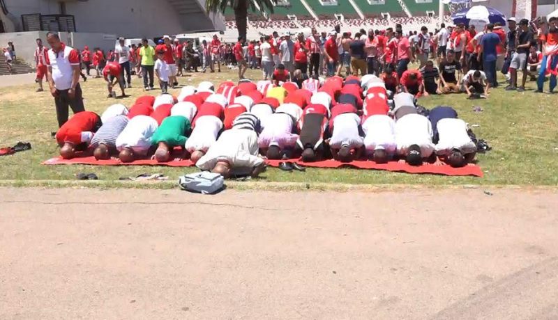 أنصار الوفاق والشباب يؤدون صلاة الظهر جماعة بـ 5 جويلية