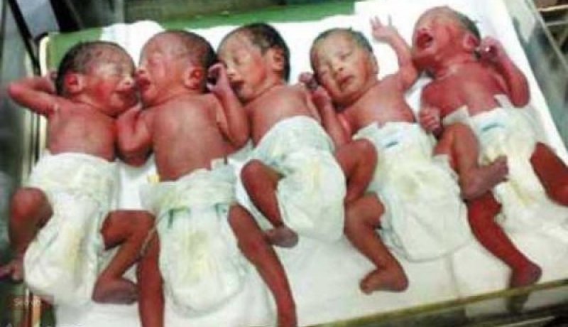 امرأة تنجب 5 توائم بعد اقل من 7 أشهر من الحمل في تيارت