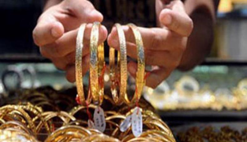 شاهد.. كيف سرق شاب محل للمجوهرات