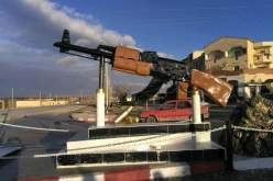 “مير” بتبسة يزين ساحة بلديته بسلاح كلاشينكوف