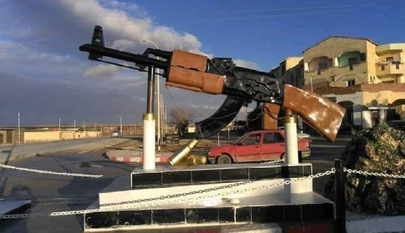 “مير” بتبسة يزين ساحة بلديته بسلاح كلاشينكوف
