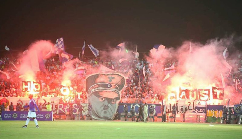 “الفيفا” يُحقق في “تيفو هتلر” بالسودان