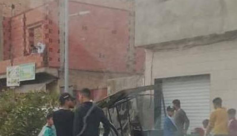 سيارة تصطدم بكشك وتصيب 6 أشخاص وسط سيدي بلعباس