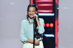 شاهد.. متسابقة “the voice” تبكي وتهاجم بقسوة الساخرين من والدتها