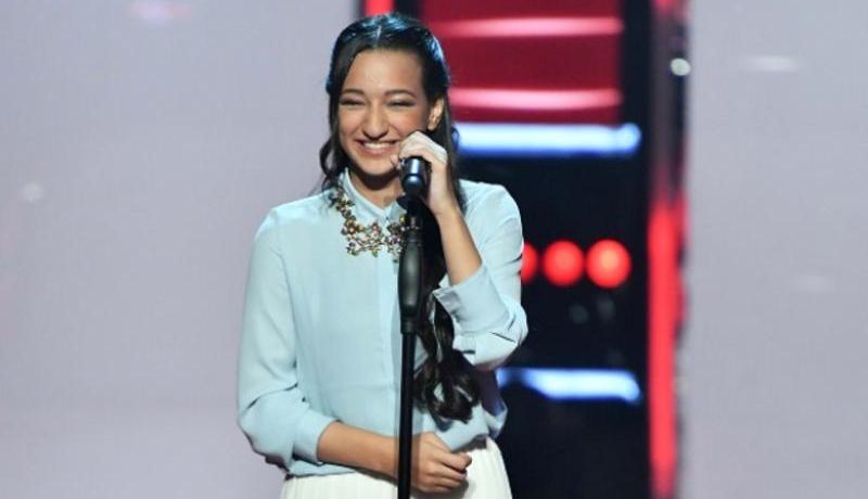 شاهد.. متسابقة “the voice” تبكي وتهاجم بقسوة الساخرين من والدتها