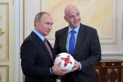 بالفيديو.. بوتين يداعب الكرة مع رئيس “الفيفا” !!