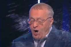 مرشحة للرئاسة الروسية ترشق منافسها بالماء أثناء مناظرة متلفزة