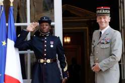 فرنسا تؤكد بقاء جيشها على الأراضي السورية