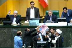 بالفيديو…نواب إيرانيون يحرقون العلم الأمريكي