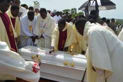 شاب ثري يدفن والده داخل سيارة !