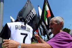 بالصور.. بداية تسويق قميص رونالدو بألوان “اليوفي” !