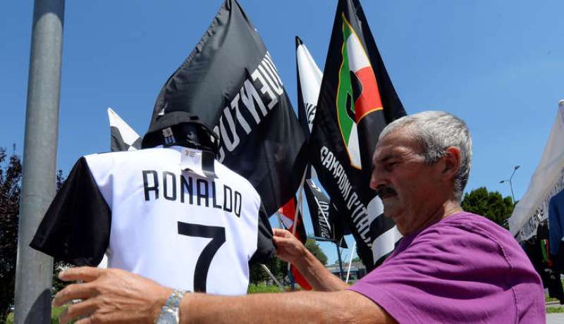 بالصور.. بداية تسويق قميص رونالدو بألوان “اليوفي” !