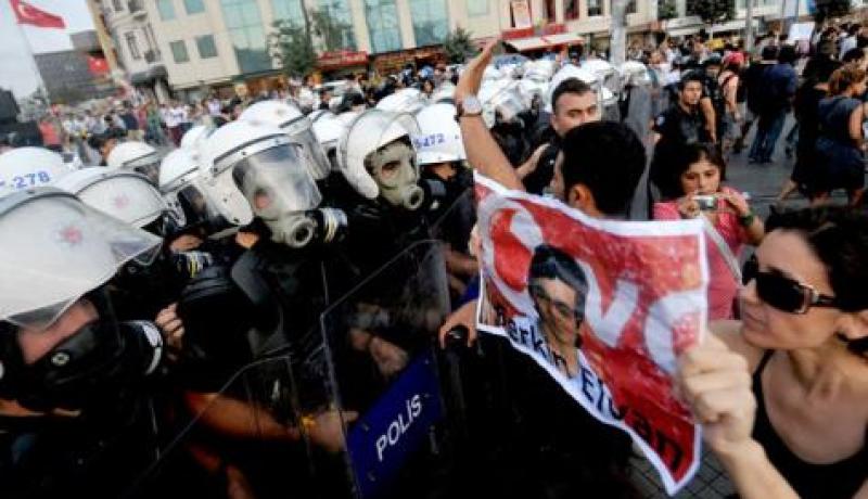 شرطة إسطنبول تقمع مظاهرة دعم لطفل جريح