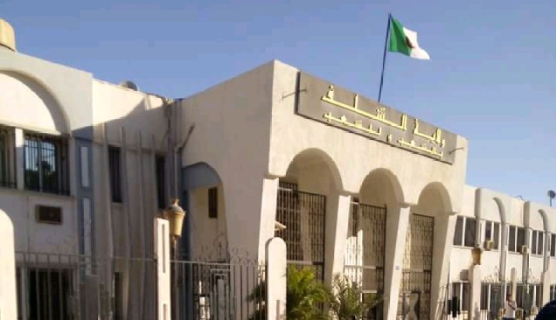 العشرات من مكتتبي عدل يحتجون على تأخر أشغال الإنجاز بالحسنية في الشلف