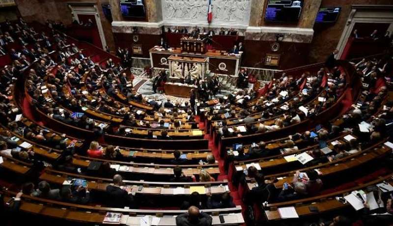 فرنسا توافق على قانون يحارب الأخبار المزيفة