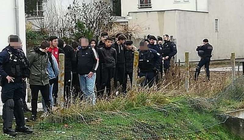 الشرطة تُركِع 146 طالبا بفرنسا ..والسبب