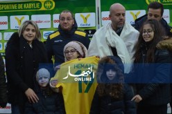 بالصور.. ملال يُكرم زوجة حماني ووالدة قاسمي قبل داربي القبائل