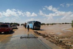بالفيديو…إنجراف 3 حافلات بسبب فيضانات الأودية بتمنراست
