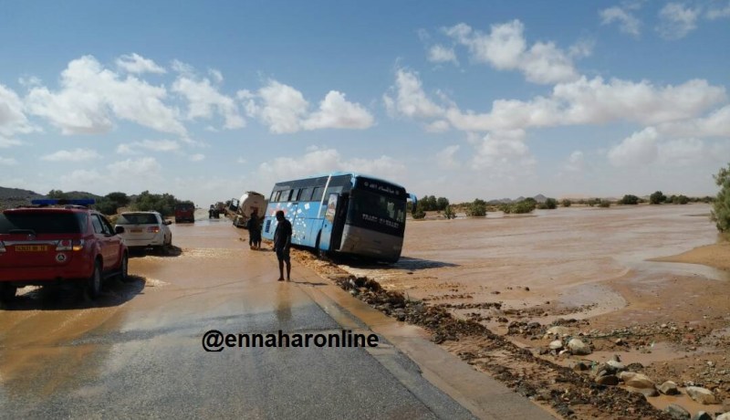 بالفيديو…إنجراف 3 حافلات بسبب فيضانات الأودية بتمنراست