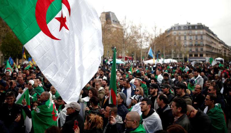 مسيرات وإضرابات وشلّ مؤسسات بعد تنصيب بن صالح رئيسا للدولة