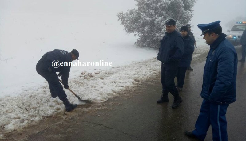 بالصور..أمن بلعباس يفك العزلة عن السكان المحاصرين بسبب الثلوج