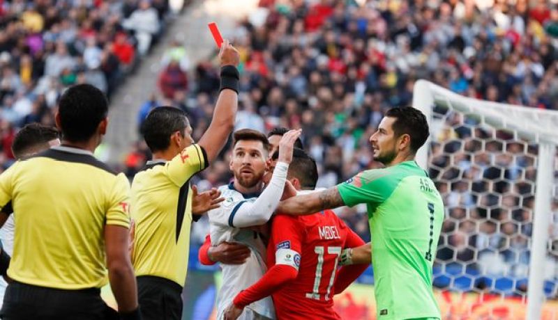 ميسي “يُطرد” يرفض تسلم الميدالية ويُهاجم “البرازيل”