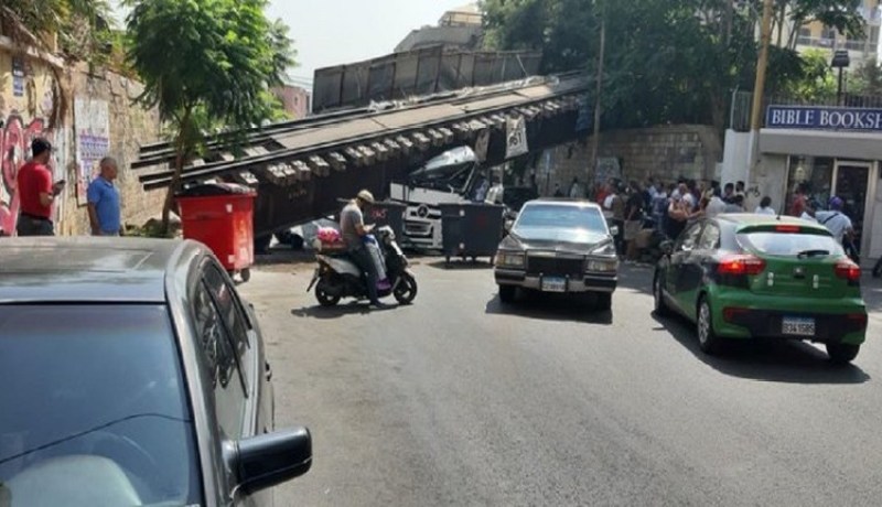 انهيار جسر ترامواي قديم ببيروت
