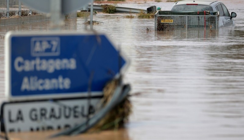 وفاة 5 أشخاص على الأقل وإجلاء 3500 آخرين بسبب الأمطار في إسبانيا