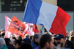 النقابات الفرنسية وقادة المعارضة تُطيح بالمفوض الأعلى لأنظمة التقاعد