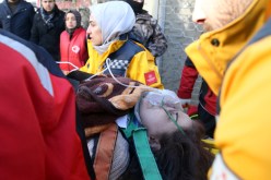 إنقاذ سيدة اتصلت بفرق الإنقاذ من تحت الأنقاض بعد 17 ساعة من زلزال تركيا