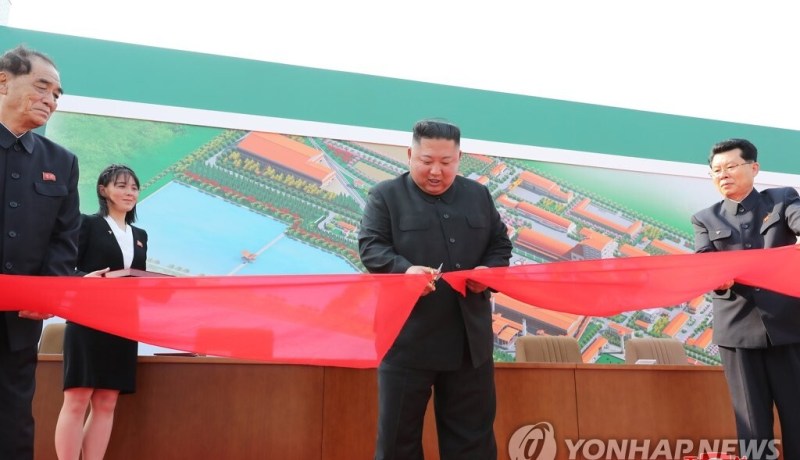 بالصور.. الزعيم الكوري الشمالي يفتتح مصنع للإسمنت بالبلاد
