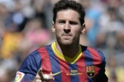 ميسي يحتفل بالذكرى العاشرة لاول مباراة مع برشلونة