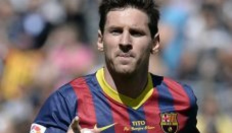 ميسي يحتفل بالذكرى العاشرة لاول مباراة مع برشلونة