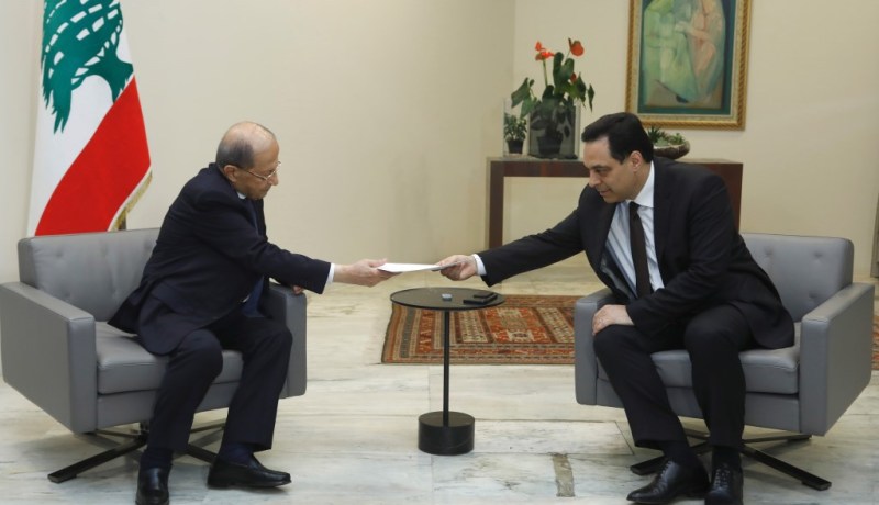 الرئيس اللبناني يطلب من رئيس الحكومة المستقيل تصريف الأعمال حتى تشكيل حكومة جديدة