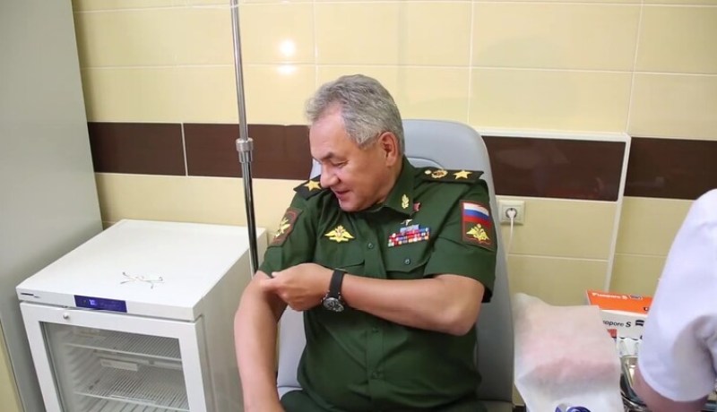 وزير الدفاع الروسي يكشف حالته الصحية بعد تطعيمه بلقاح كورونا
