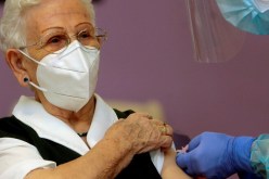 سيدة عمرها 96 عاما تفتتح حملة التلقيح ضد كورونا في إسبانيا