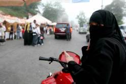 السماح للنساء السعوديات بقيادة الشاحنات والدراجات النارية