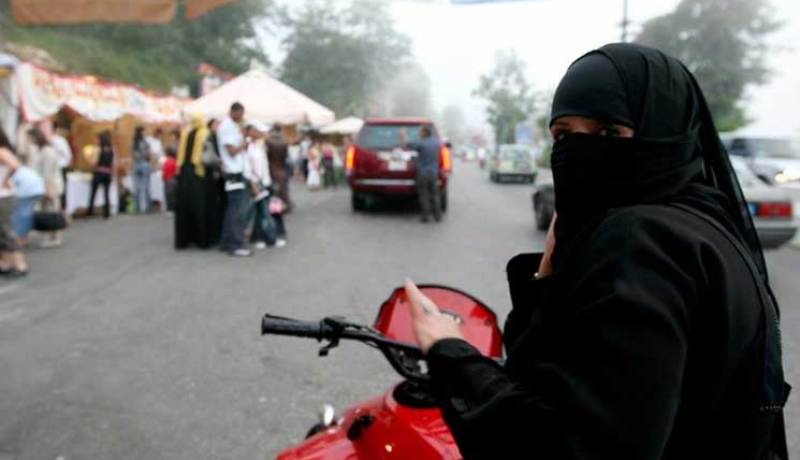 السماح للنساء السعوديات بقيادة الشاحنات والدراجات النارية