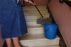 عاملة نظافة تساعد عصابة على سرقة مسكن في تيارت