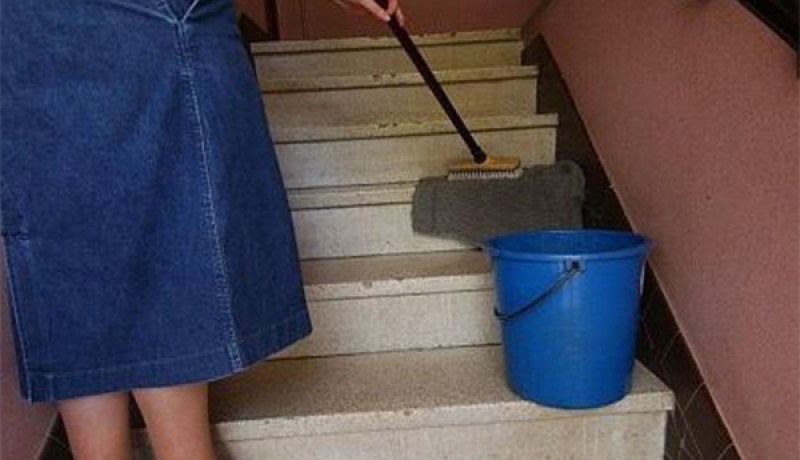 عاملة نظافة تساعد عصابة على سرقة مسكن في تيارت
