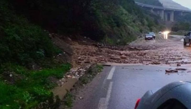المدية : الطريق الوطني رقم 01 مغلق بسبب سقوط الصخور وإنزلاق التربة