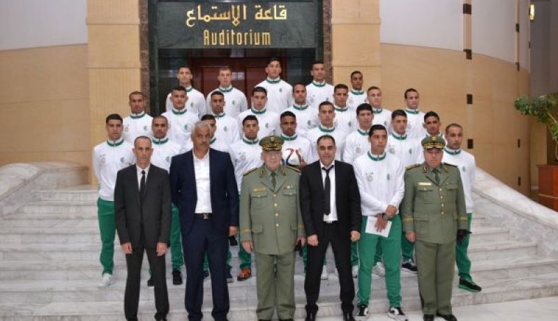 بالصور.. قايد صالح يكرم المنتخب العسكري لكرة القدم