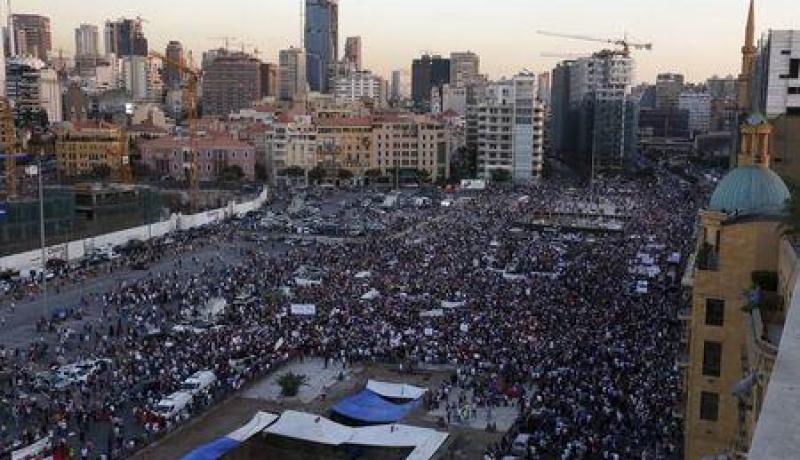الآلاف يتظاهرون في بيروت احتجاجا على الفساد والطائفية وعجز الحكومة