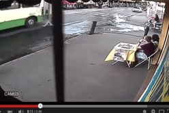 بالفيديو ردة فعل غريبة تنقد فتاة من موت محقق أثناء عبورها الطريق