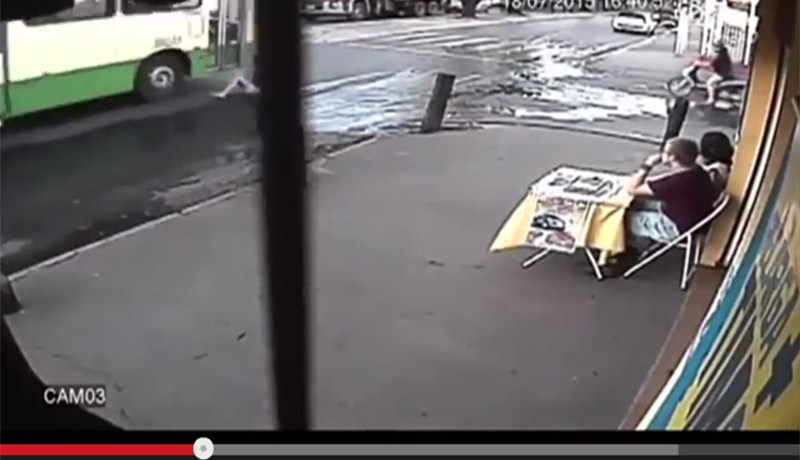 بالفيديو ردة فعل غريبة تنقد فتاة من موت محقق أثناء عبورها الطريق