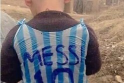 طفل عراقي يحضى بمصافحة ميسي ومشاهدة مبارة له على ملعب كامب نو