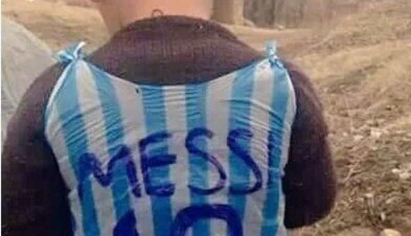 طفل عراقي يحضى بمصافحة ميسي ومشاهدة مبارة له على ملعب كامب نو