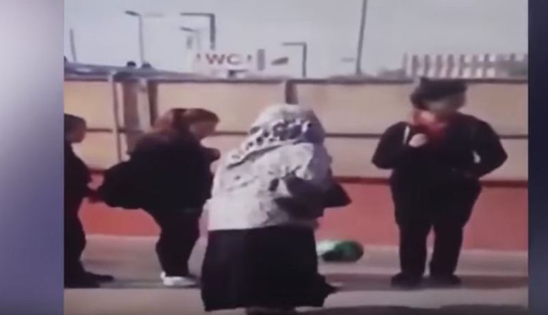 بالفيديو.. عجوز تبهر المارّة بمهارات كروية في محطّة الترامواي