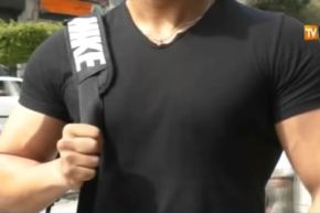 قميص “البودي” .. علامة مسجلة لأصحاب العضلات المفتولة