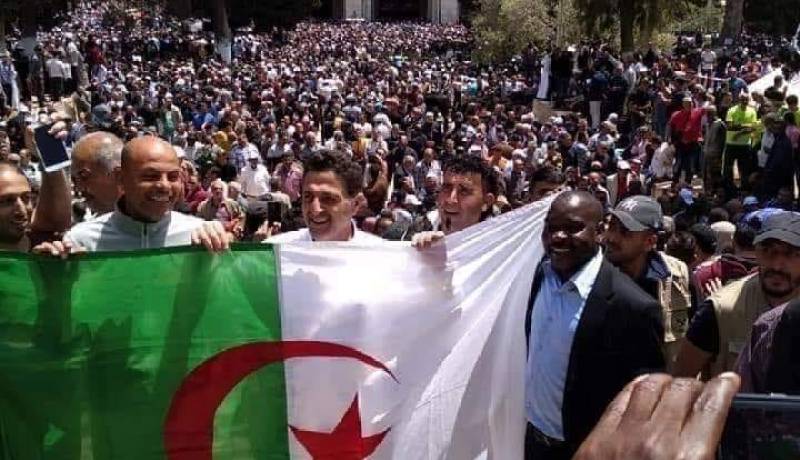 الراية الجزائرية تتقدم الصفوف بتظاهرة الأقصى أمس الجمعة  